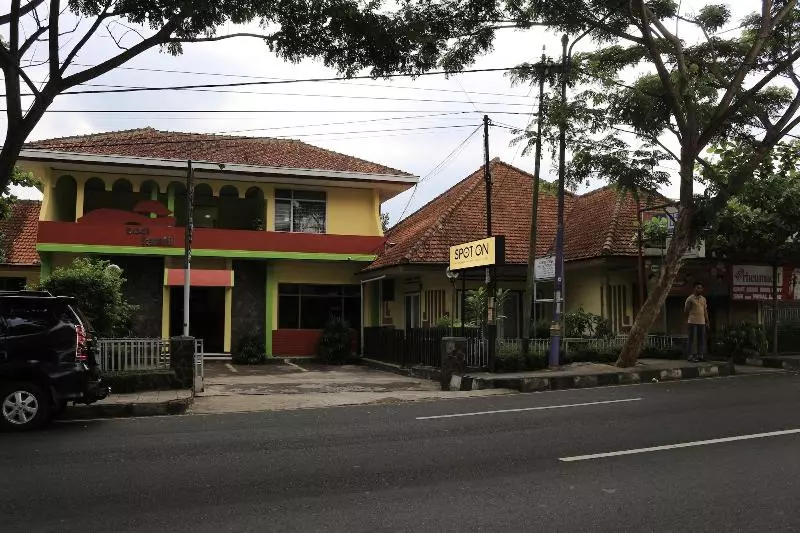 Retkeilymaja Spot On 1708 Hotel Budi Famili 1 Syariah