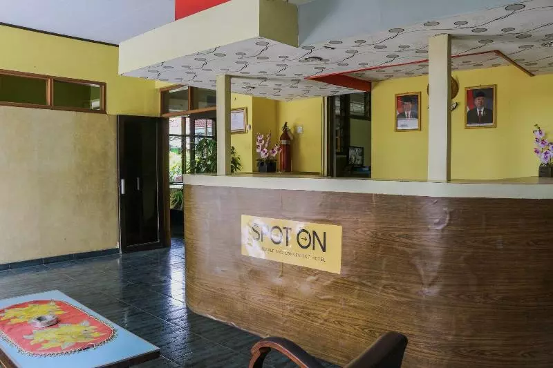 Retkeilymaja Spot On 1708 Hotel Budi Famili 1 Syariah