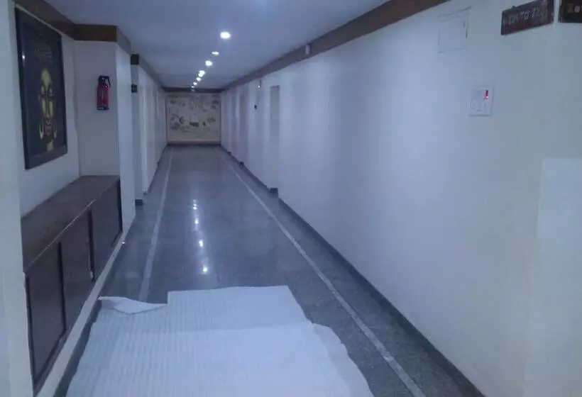 Hotelli Iroomz Sapthagiri Balla