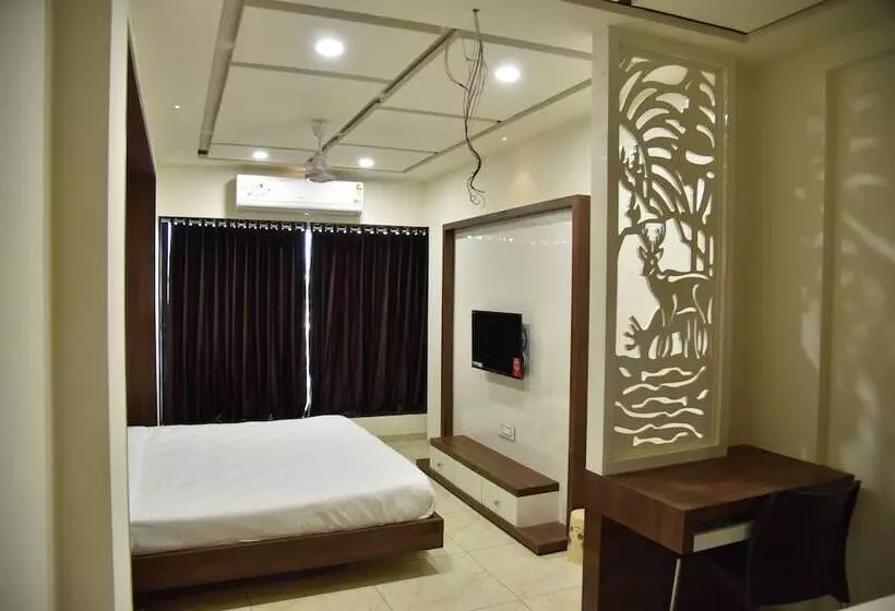 Hotel Savera Inn
