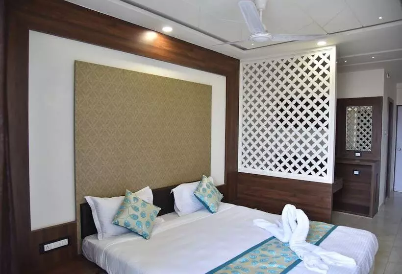 Hotel Savera Inn