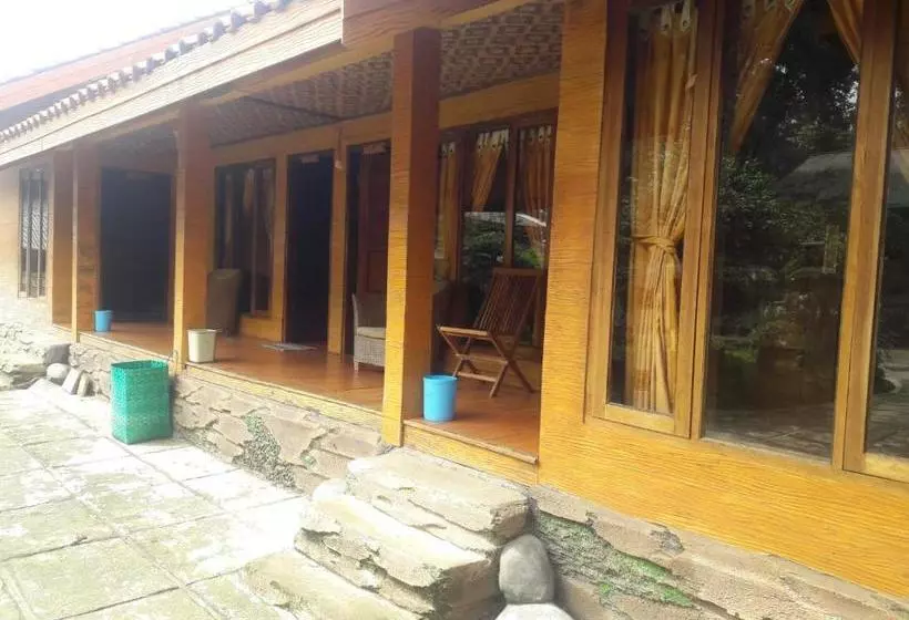 Hotelli Oyo 2922 Wisma Kampoeng Ciherang