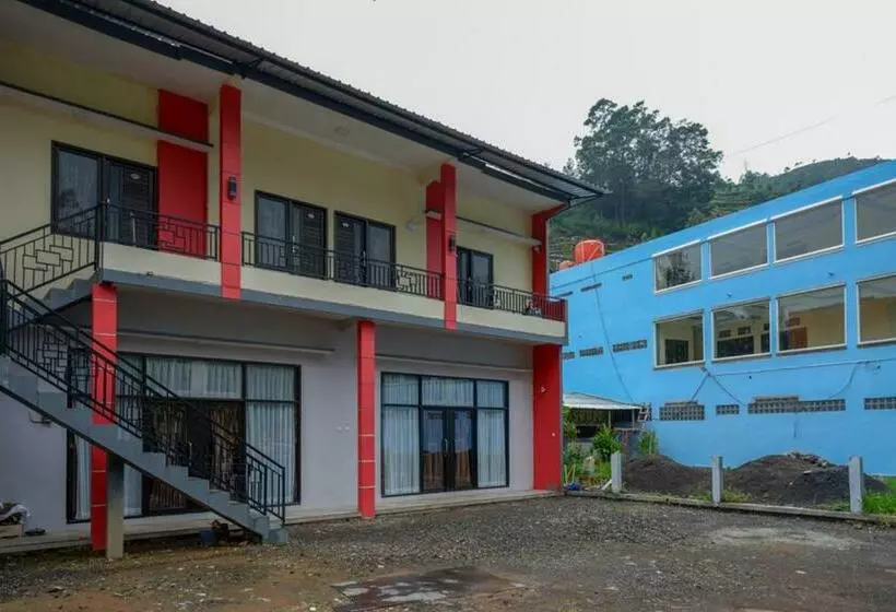 ペンション Reddoorz @ Gerbang Dieng Plateau Area