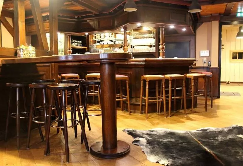 Отель A La Maison Rouge Hôtel & Restaurant