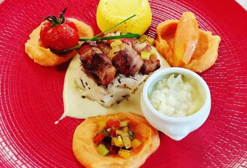 ホテル Hôtel Restaurant La Chartreuse Logis De France