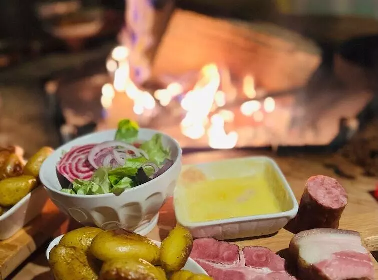 هتل Logis Hôtel, Chalets Et Restaurant Les Chatelminés