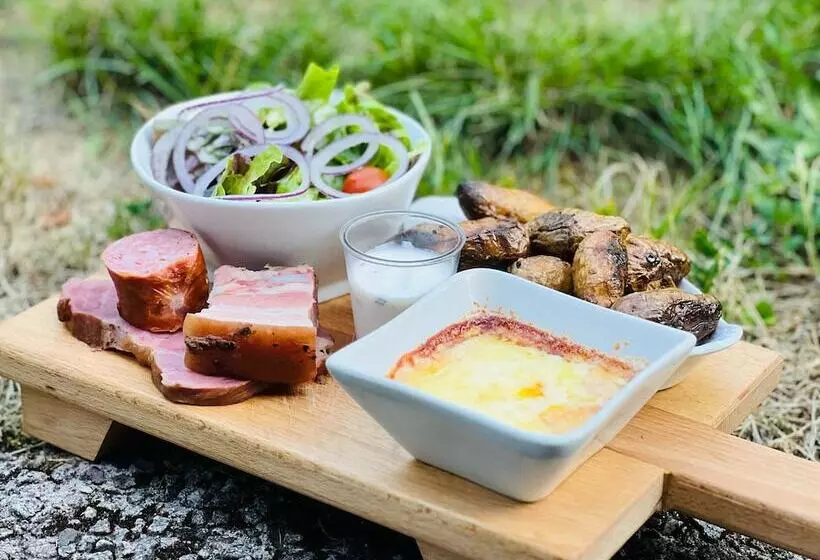 هتل Logis Hôtel, Chalets Et Restaurant Les Chatelminés