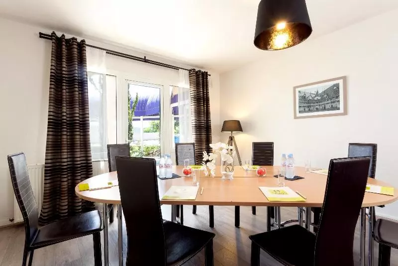 هتل Hôtel Carline Beaune