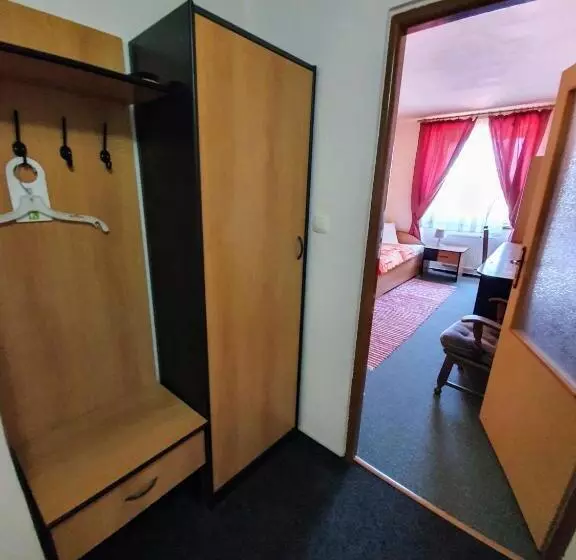 فندق Senica, Garni