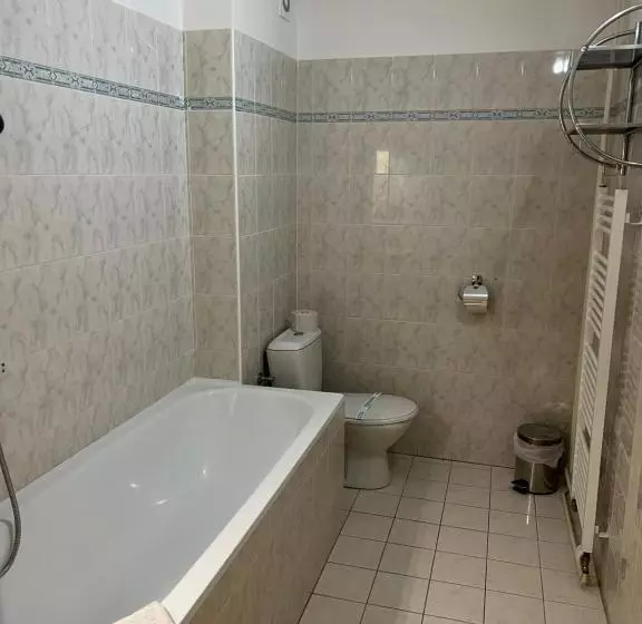 فندق Senica, Garni