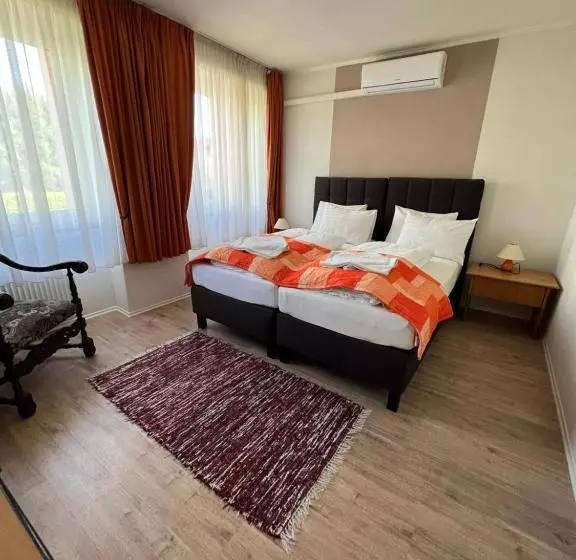 فندق Senica, Garni