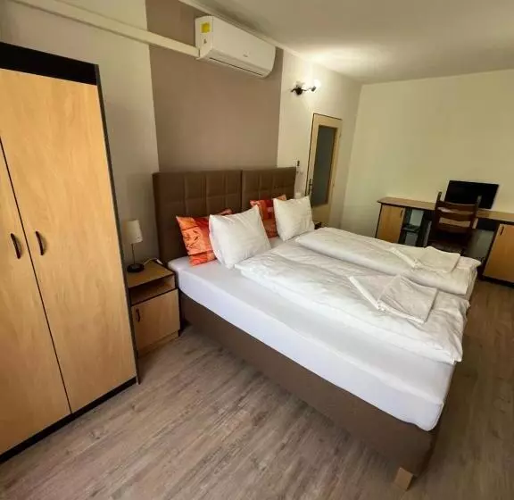 فندق Senica, Garni