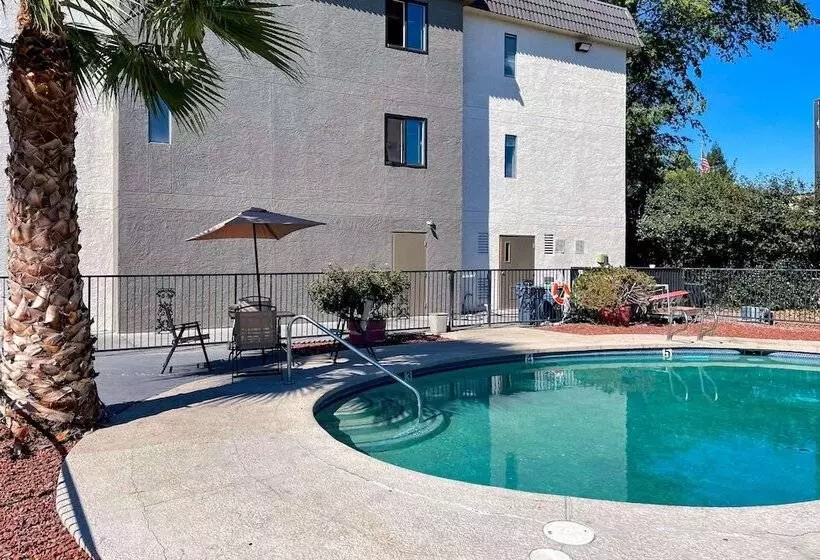 ホテル Sutter Inn