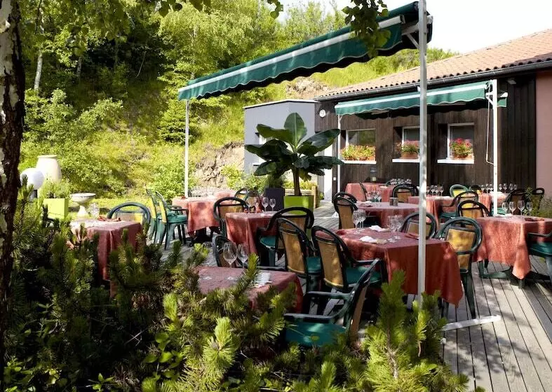 Logis Hotel Restaurant La Tour