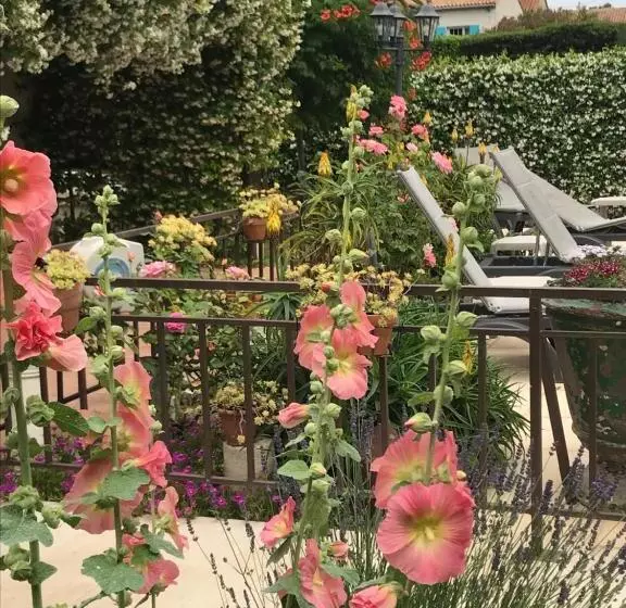 Logis Hotel Restaurant Hostellerie De La Tour