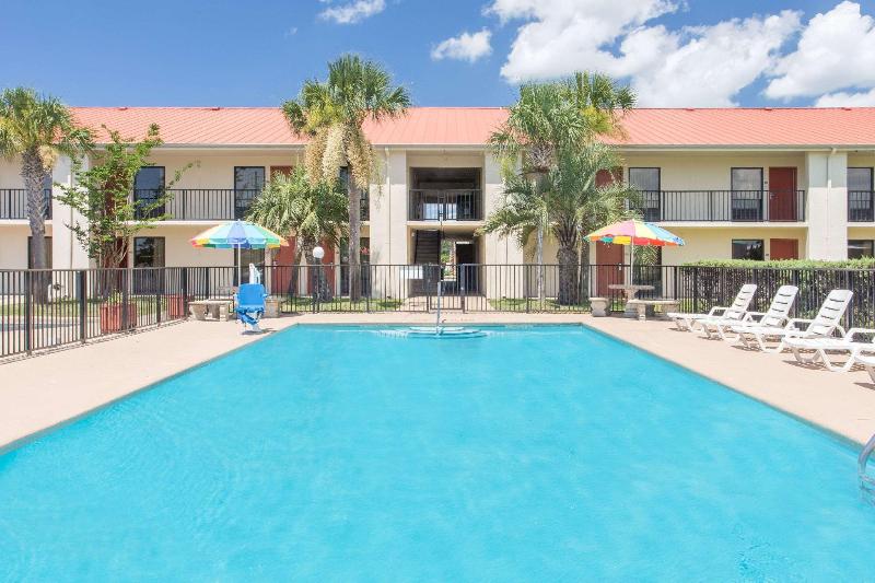 Hotel Days Inn & Suites By Wyndham Navarre   Near Beaches Hurlburt