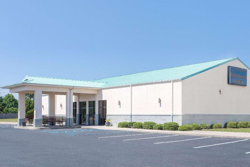 Отель Days Inn & Suites By Wyndham Navarre Near Beaches Hurlburt