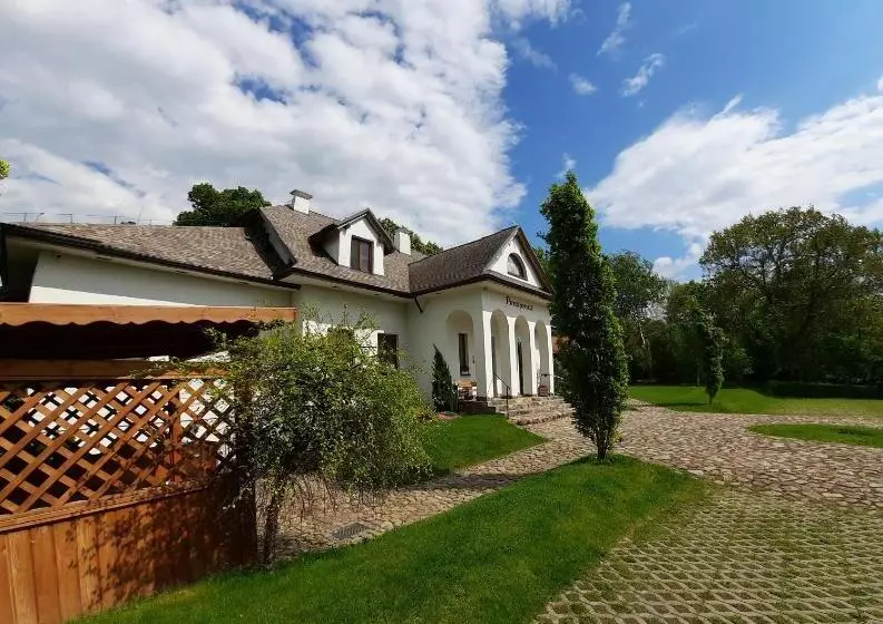 Hotelli Pensjonat Dworek Polski