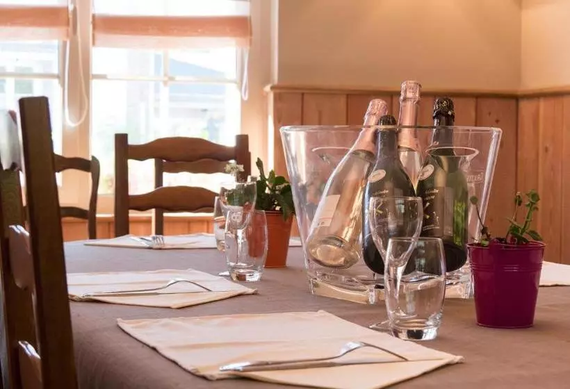 ホテル Logis Auberge Du Valburgeois