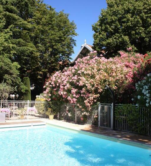 هتل Hôtel Le Chalet Fleuri