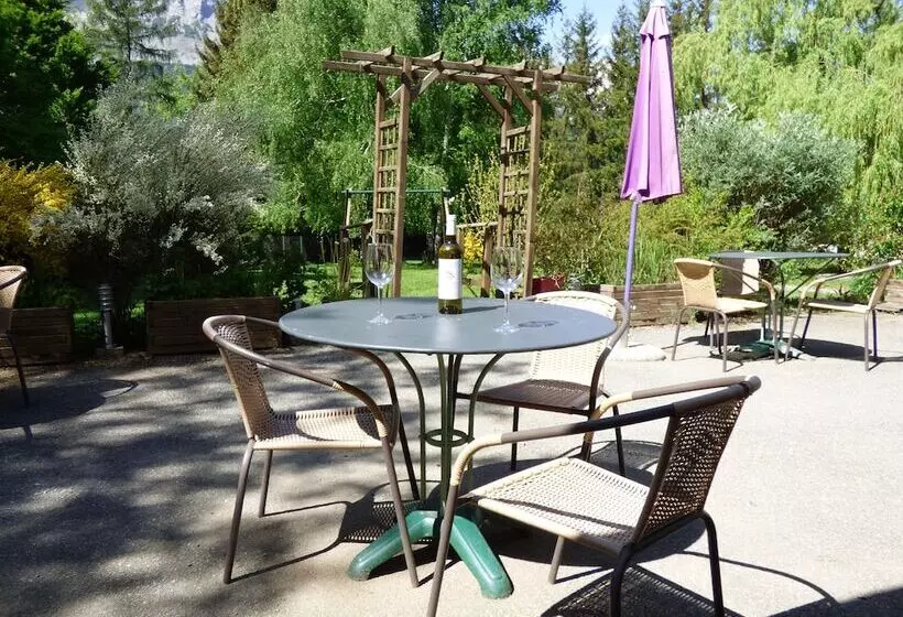 Отель Hôtel Logis La Crémaillère