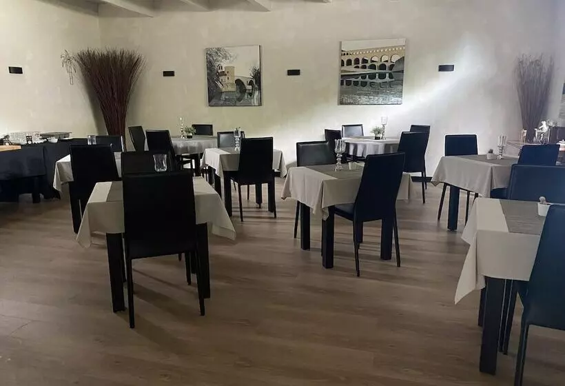 Отель L Escale Des Alpilles