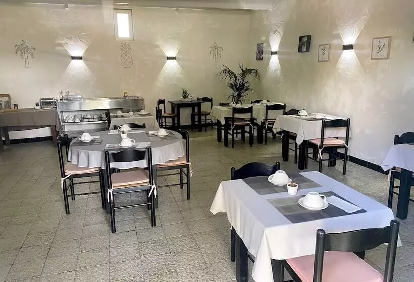 Отель L Escale Des Alpilles