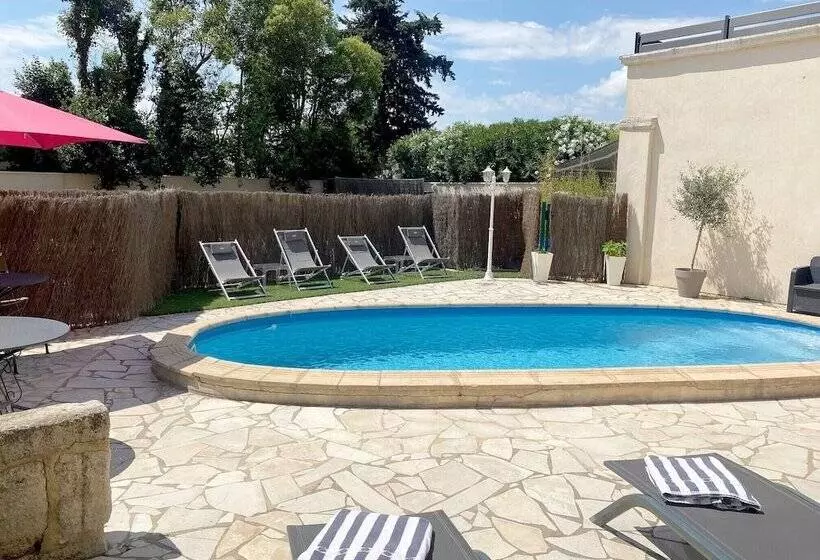 Отель L Escale Des Alpilles