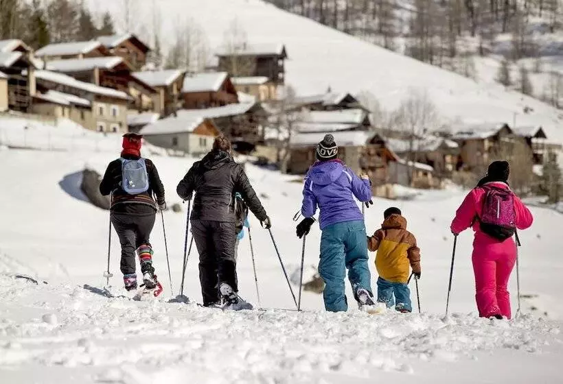 Отель Les Chalets Du Villard