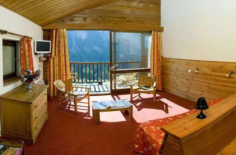 Отель Les Chalets Du Villard