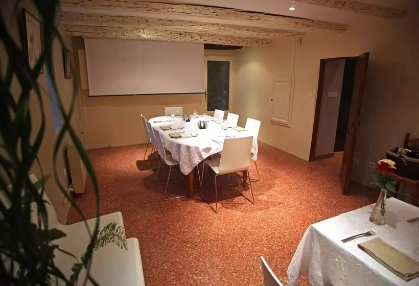 Logis Hotel Restaurant L Auberge Cigaloise