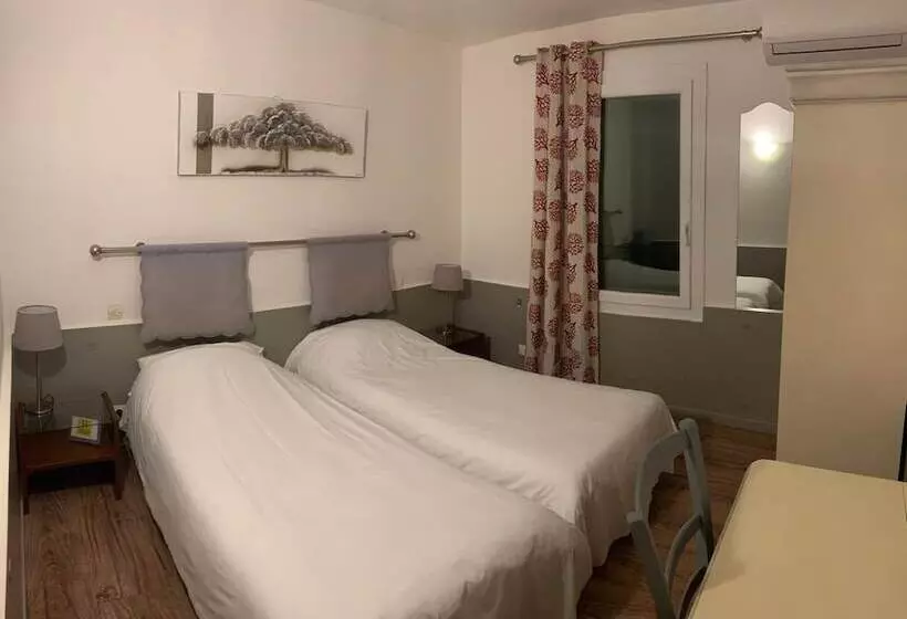 Logis Hotel Restaurant L Auberge Cigaloise