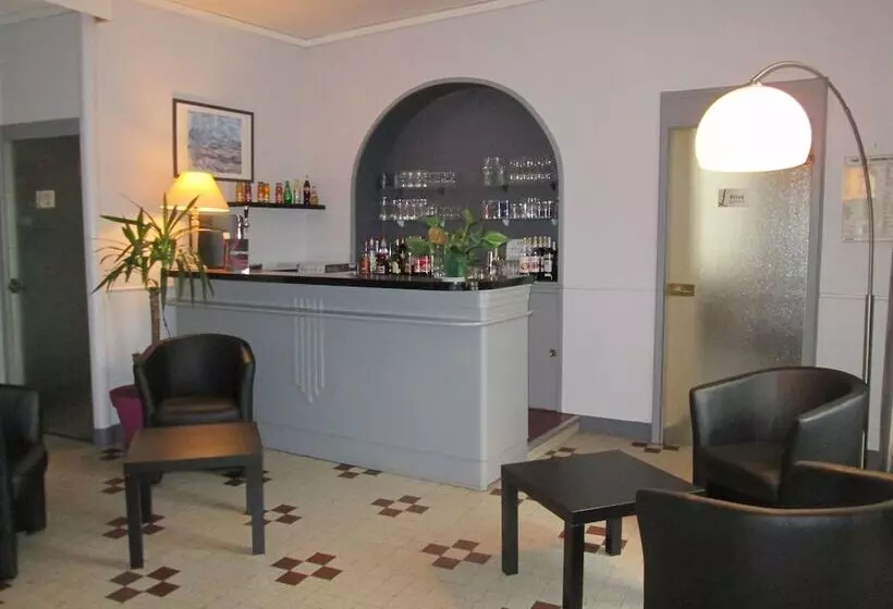 فندق Logis Hostellerie Du Cheval Blanc