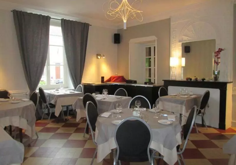 فندق Logis Hostellerie Du Cheval Blanc