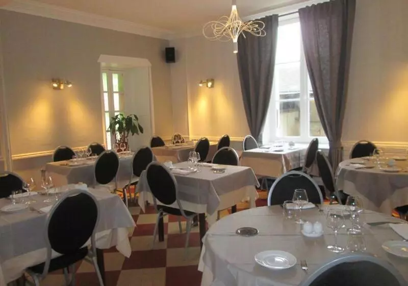 فندق Logis Hostellerie Du Cheval Blanc