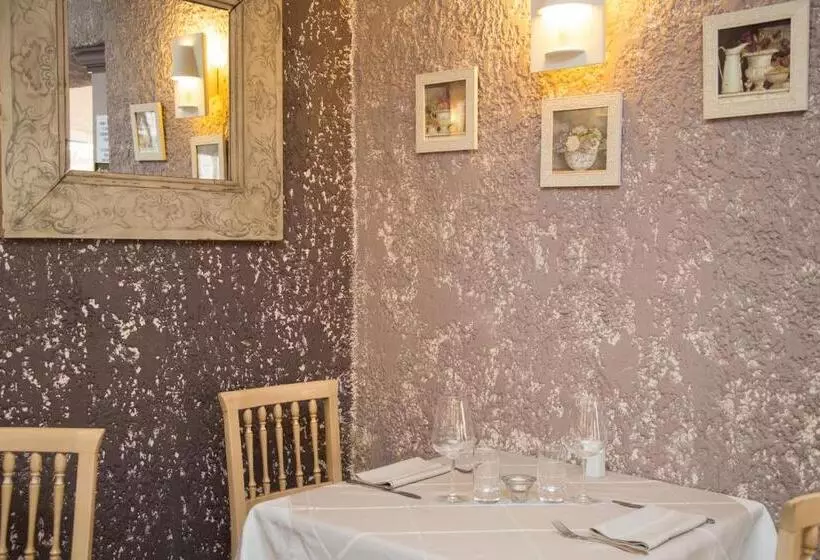 Отель Logis Hôtel Restaurant La Farigoule