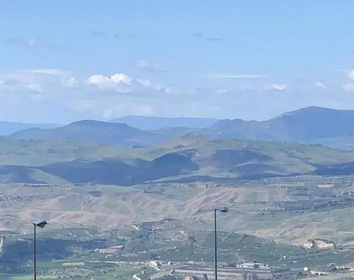 تختخواب و صبحانه The Lux