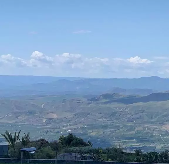 تختخواب و صبحانه The Lux