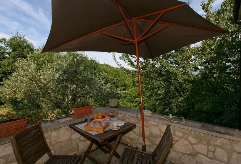 Cozy Cottage In Abbateggio With Garden