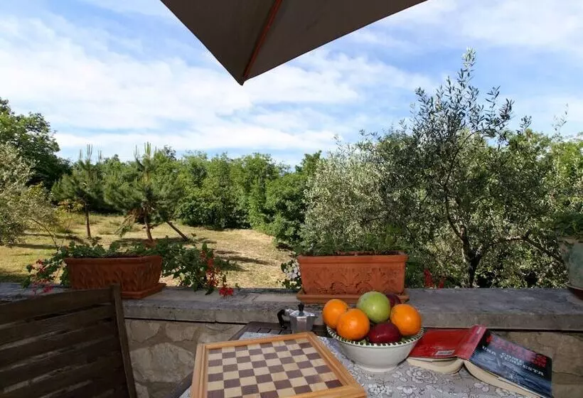 Cozy Cottage In Abbateggio With Garden