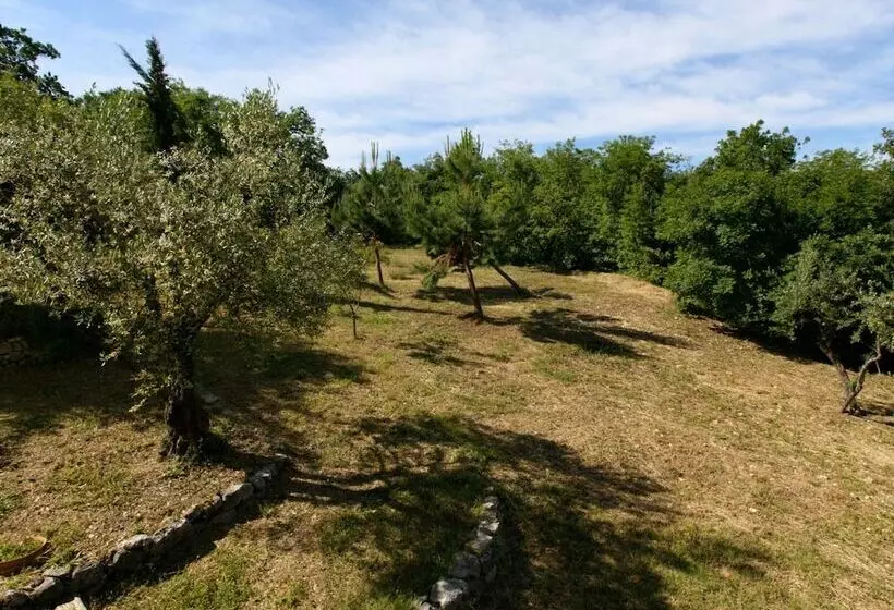 Cozy Cottage In Abbateggio With Garden