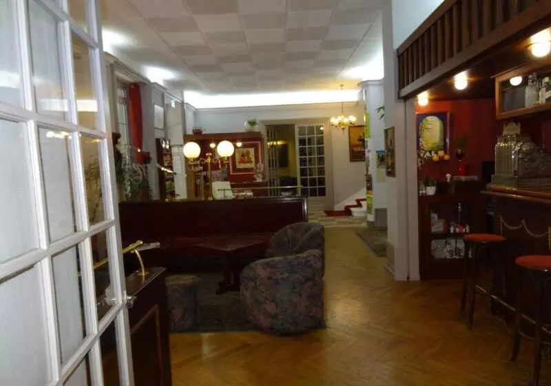 Отель Logis Hôtel Restaurant Grand Hôtel De Lyon