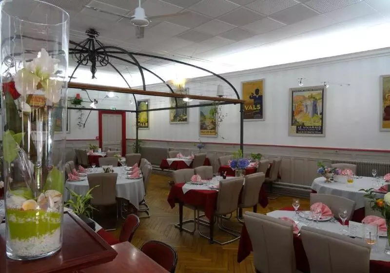 Отель Logis Hôtel Restaurant Grand Hôtel De Lyon