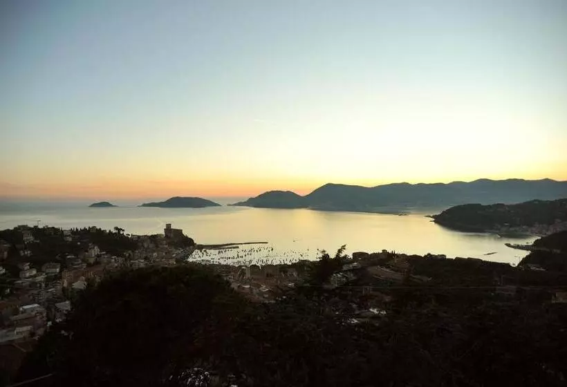 تختخواب و صبحانه Il Golfo Artisti E Poeti Villa Thea
