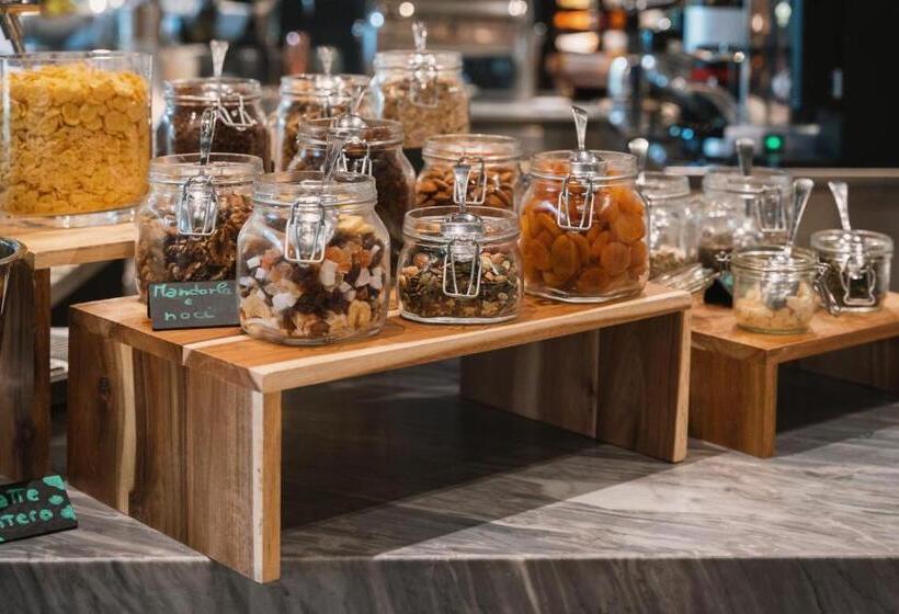 مسافرخانه Re Versiliana