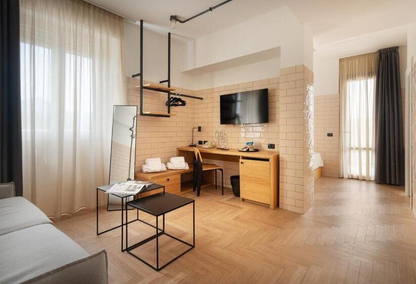 مسافرخانه Re Versiliana