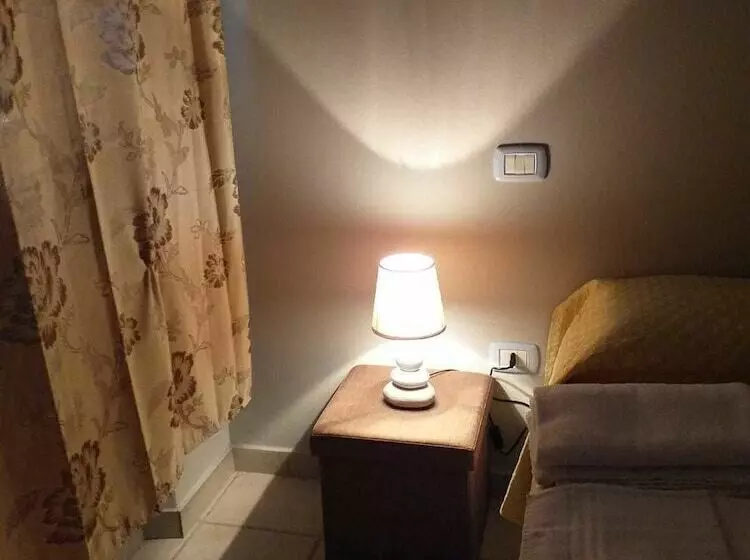 ペンション Albergo Arona Centro