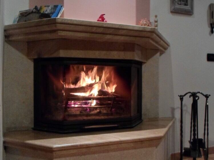 مبيت وإفطار Il Volto Del Lago Rooms And Apartments