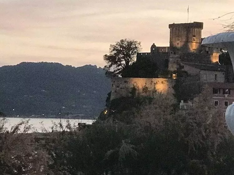 مسافرخانه Villa Shelley Boutique