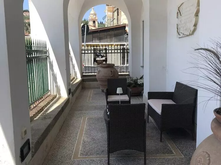 مسافرخانه Villa Shelley Boutique